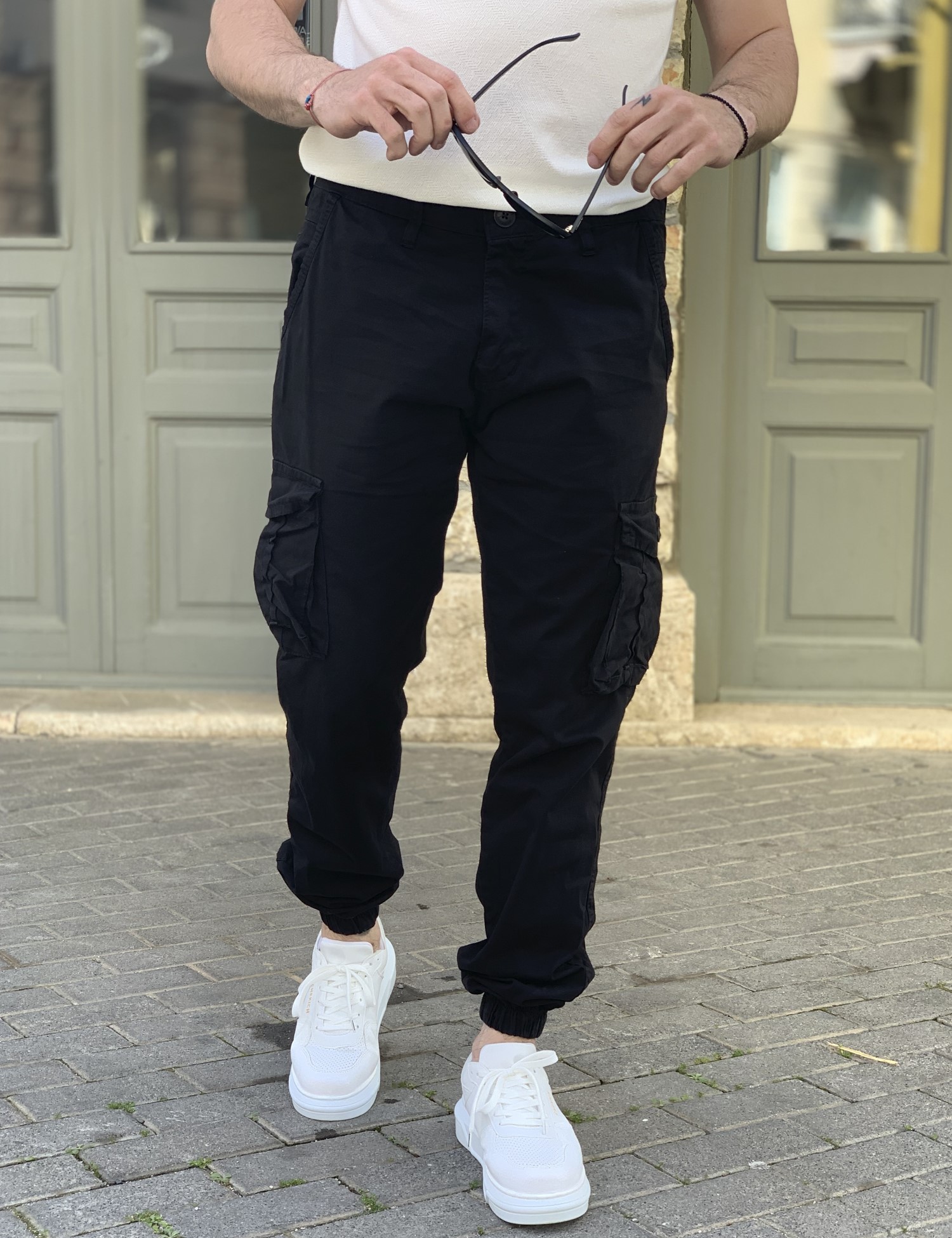 Ανδρικό μαύρο υφασμάτινο cargo παντελόνι 210922V φωτογραφία